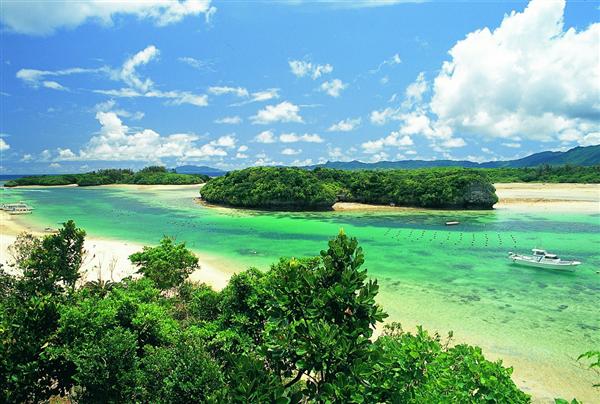 石垣島を代表する景勝地、川平湾の風景