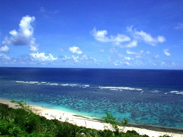 浜辺の近くまで珊瑚礁が迫る吉野海岸