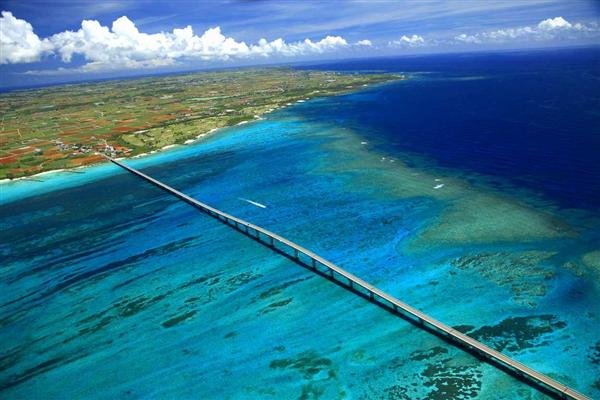 宮古島の紺碧の海に一直線に延びる来間大橋