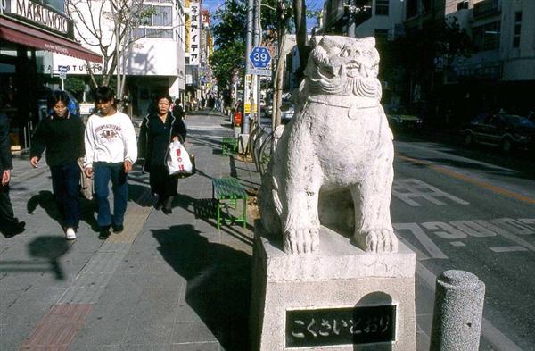 シーサーが出迎える国際通りの入口