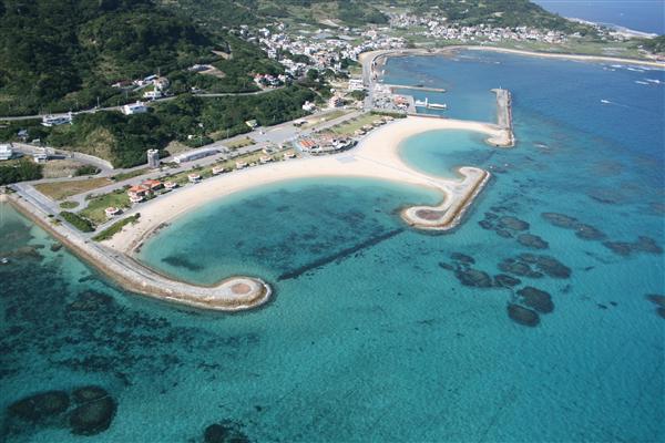白い砂と青い海のコントラストが美しい、あざまサンサンビーチ