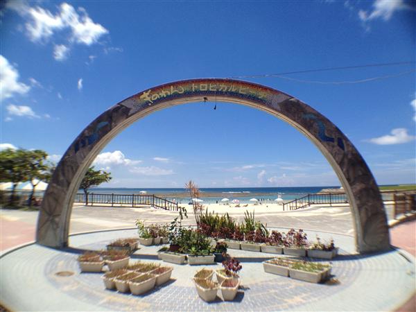 白砂のビーチのむこうに真っ青な海と空が広がるトロピカルビーチ