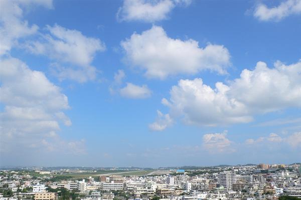嘉数高台公園展望台からの風景。住宅街の真ん中に普天間飛行場