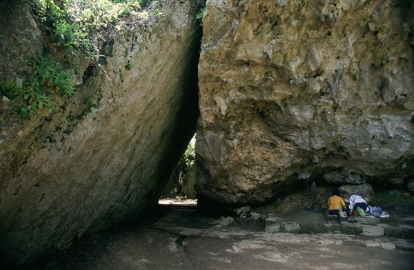 琉球王国最高の聖地、斎場御嶽の三庫理