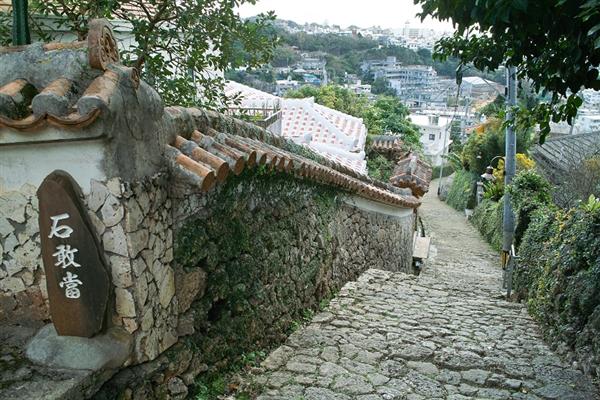 古の首里の面影が感じられる金城町石畳道の風景