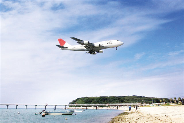 瀬長島上空を通過する飛行機。迫力満点の景観だ。