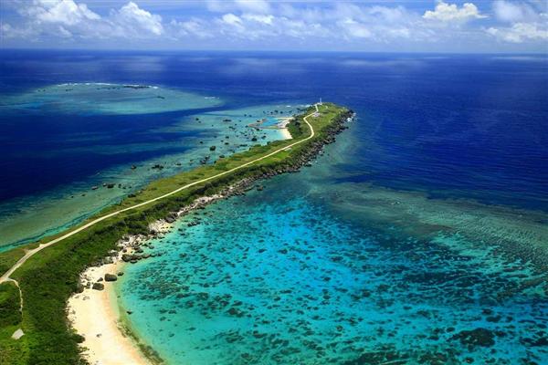 約2キロ続く東平安名崎。岬の先端には平安名埼灯台が見える。