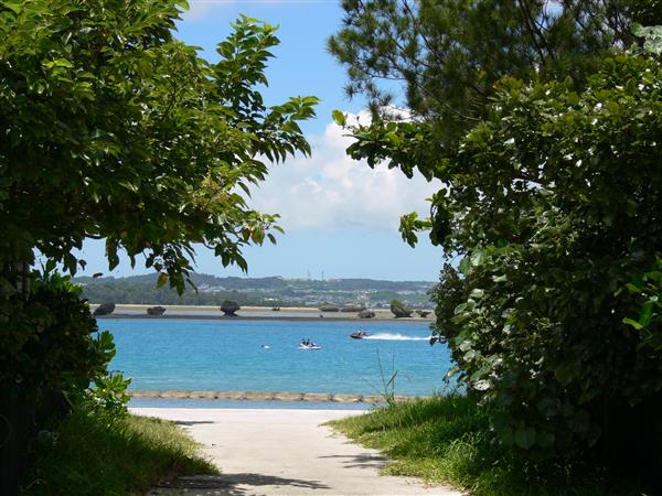 浜比嘉ビーチ、対岸には与勝半島が見える。