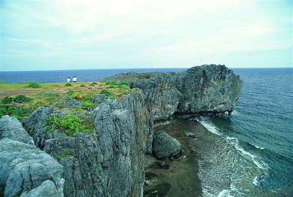 サンゴ質の断崖が切り立つ本島最北端の辺戸岬