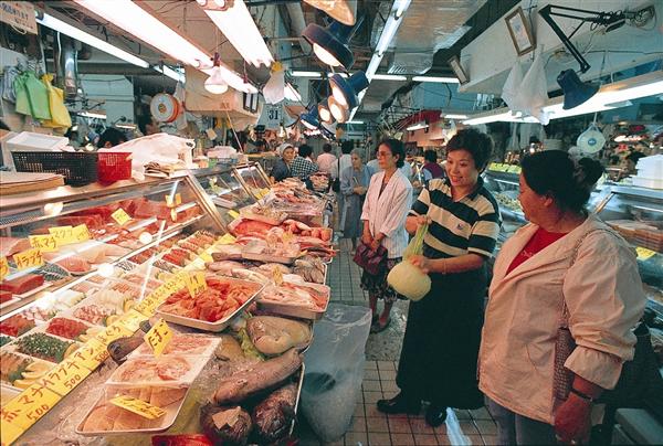 牧志公設市場の鮮魚コーナーには色鮮やかな珍しい魚が並ぶ