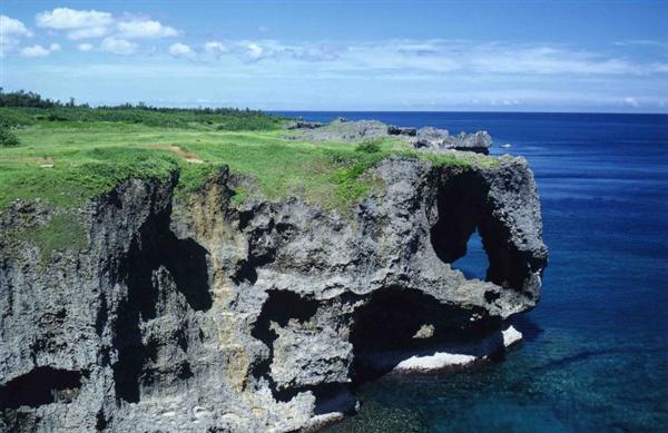 象の鼻のような形をした岩が特徴の万座毛