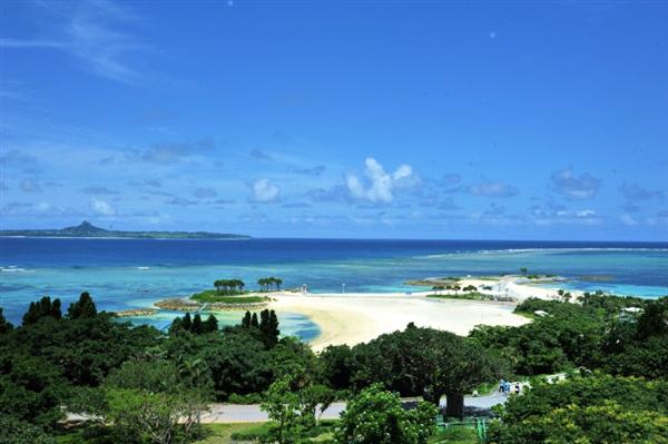海の向こうに伊江島を望む、エメラルドビーチの眺望。
