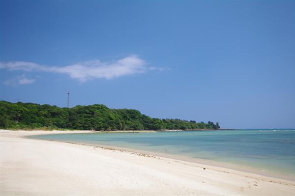 漢那ビーチは施設など何もない自然の浜辺
