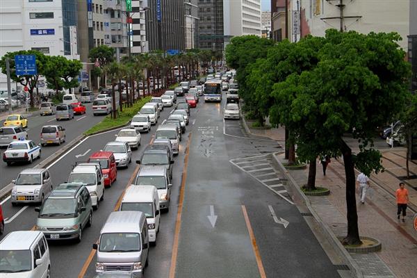 バスレーンの区間には、標識や道路上に白い文字で書かれている