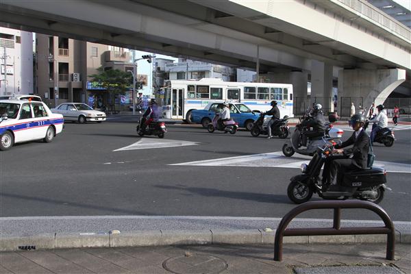 特に都市部の那覇市周辺では、どこもバイクの交通量は多い