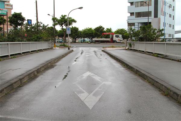 道路にはでこぼこも多く、水たまりもできやすい