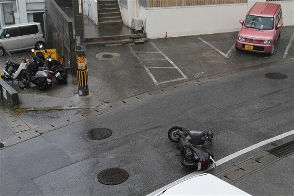台風の際は、道路上にはさまざまなものが散乱する