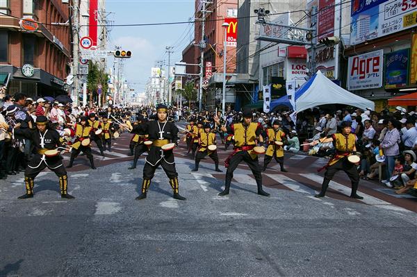 トランジットモールでは、8月の一万人のエイサー踊り隊