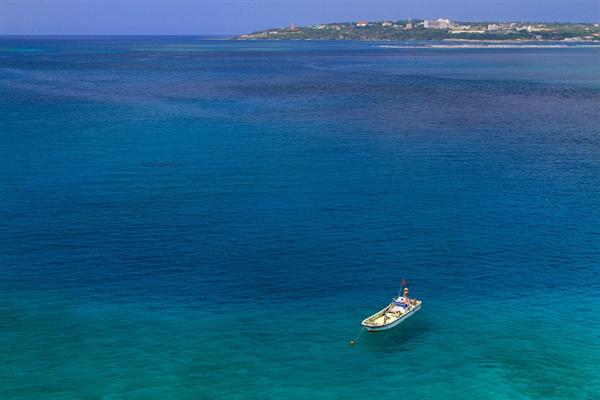 瀬底大橋の上から、東シナ海の絶景を独り占め