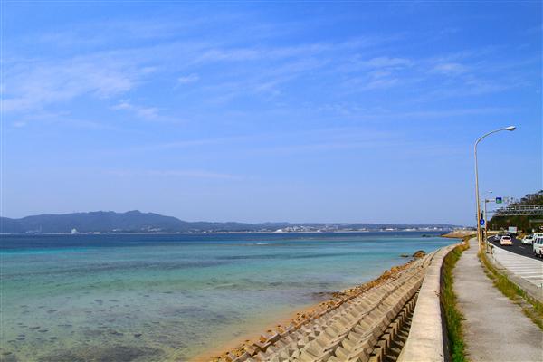 名護市の入口、許田の手前から望む名護湾のグラデーション