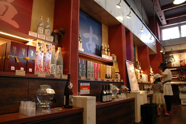 さまざまな泡盛を試飲したり、購入できる