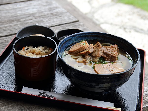 人気ナンバー1の「アグーの肉そばセット」(1575円)