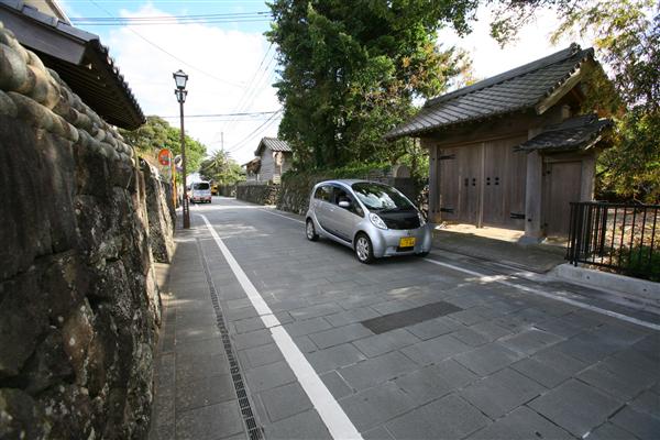 街中や狭い道では、歩行者に注意