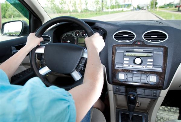 走行が静かなため、歩行者が車に気付かないことに注意